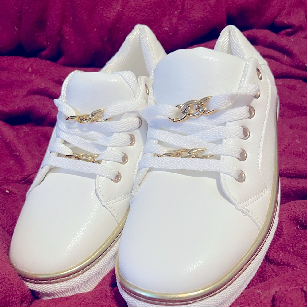 Source Unknown White and Gold Sneakers Classic Design